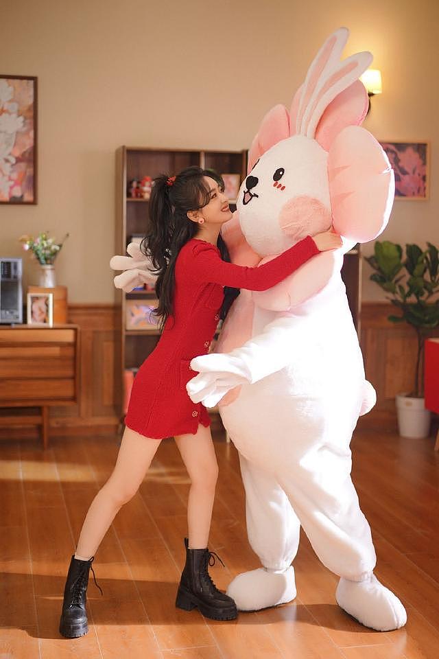 赵丽颖晒新年最新写真 和兔子玩偶合影俏皮可爱 - 6
