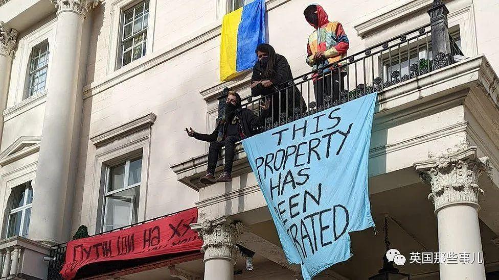 英国抗议者私闯占领寡头豪宅，宣布欢迎难民…伦敦市长：警察为啥要管？ 啊？ - 12