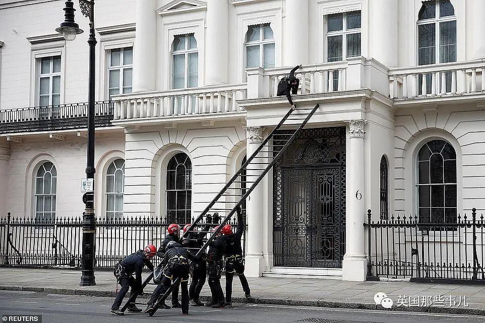 英国抗议者私闯占领寡头豪宅，宣布欢迎难民…伦敦市长：警察为啥要管？ 啊？ - 17