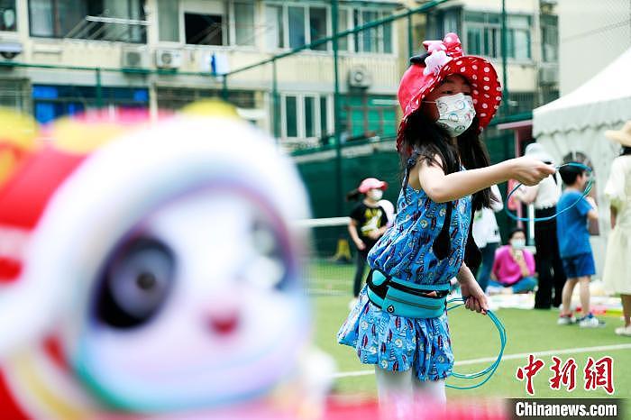 （上海战疫录）上海全面恢复生活秩序 孩子们在“金童集市”欢度“六一” - 1