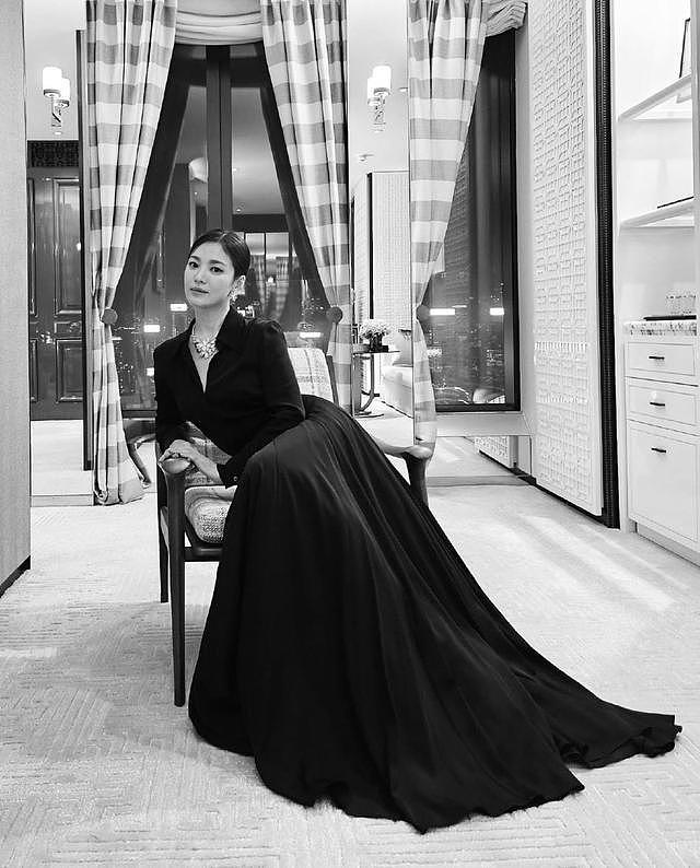 宋慧乔分享香港晚宴美照 黑色礼服裙妆容精致优雅迷人 - 2