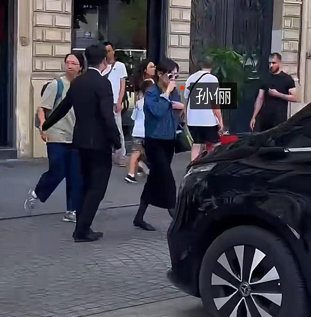 孙俪一家四口现身巴黎吃火锅，邓超紧牵女儿小手，等等气质出众 - 2