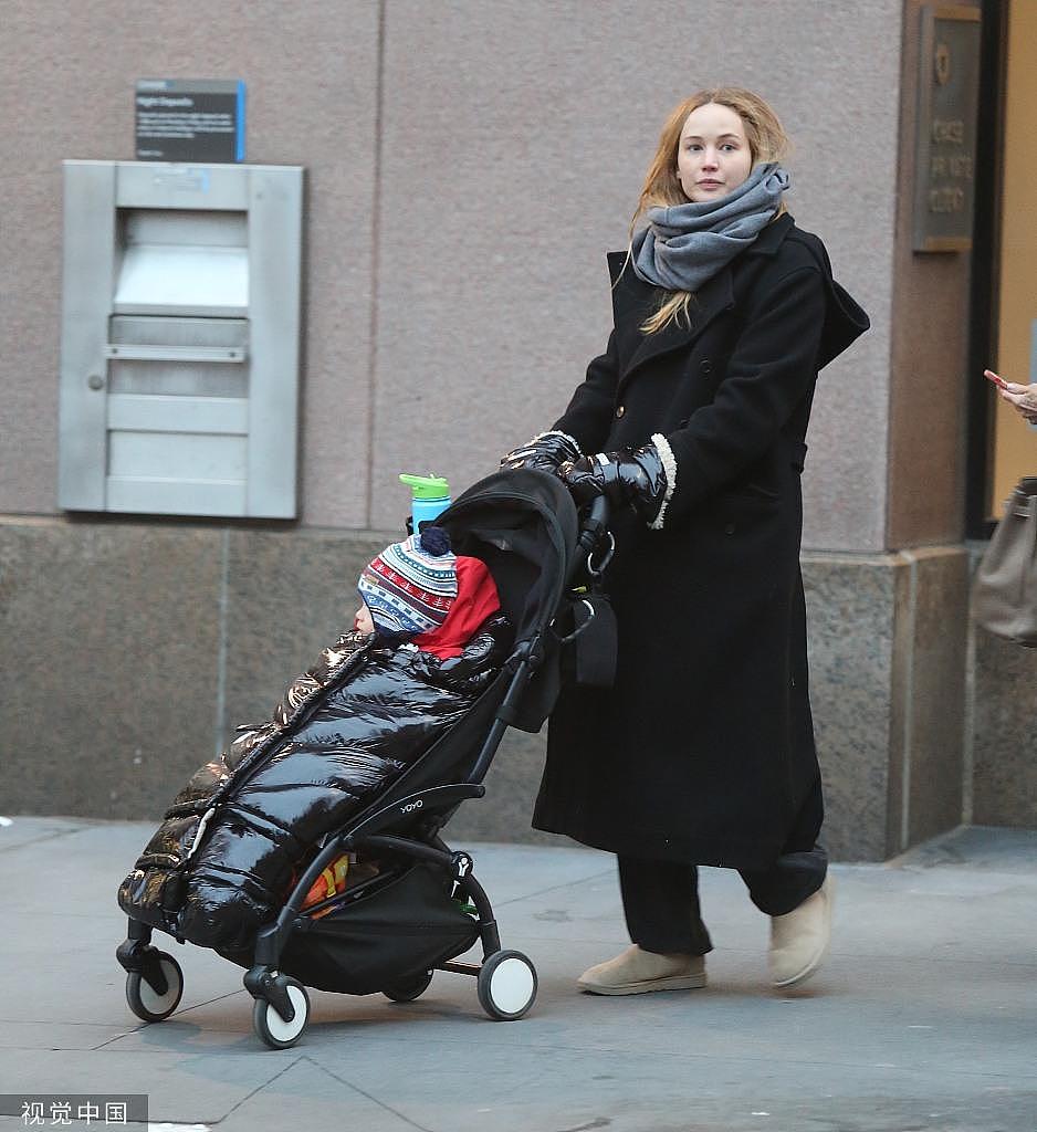 詹妮弗 · 劳伦斯推婴儿车现身纽约街头 穿黑色羽绒服简单低调 - 3