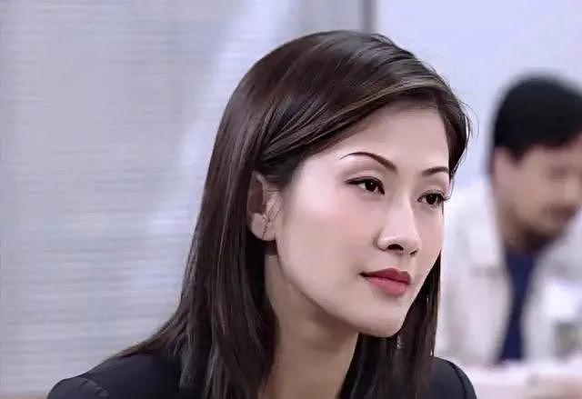 香港知名女星突然复出，在地铁站拍节目气质独特获赞高知女神 - 10