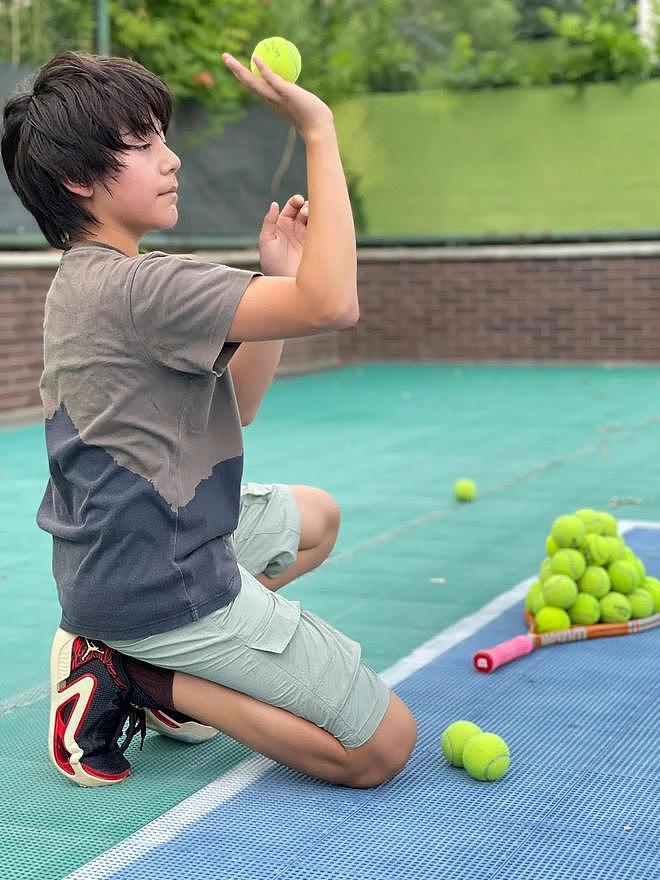 刘烨儿子近照曝光，诺一学习打网球 , 帅气似“网球王子” - 2