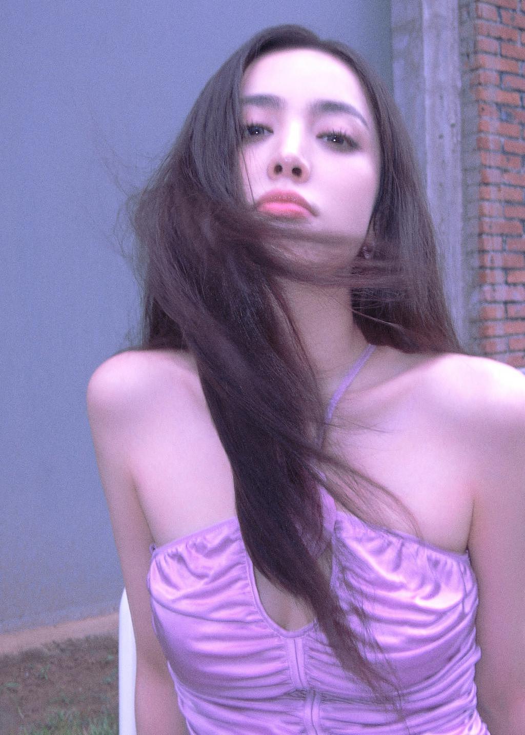 娜扎穿紫裙露美背 昏暗光影下氛围感满分 - 5