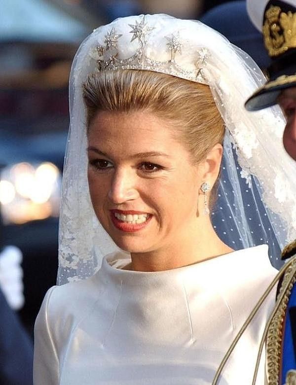 荷兰王后：人高马大气场足，撑得起王冠华服，奢华珠宝不输英女王 - 10