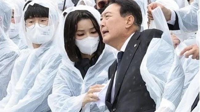 韩国总统夫妇雨中亲密互动 - 2