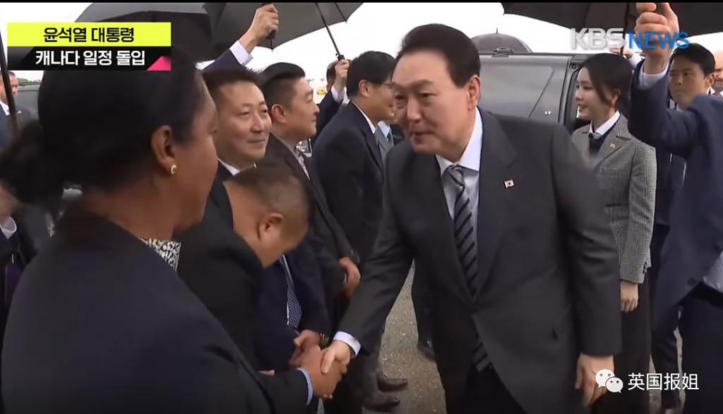 韩国总统爱妻人设崩塌！抢走雨伞让妻子淋雨，网友狠嘲：跟川普一模一样！ - 2