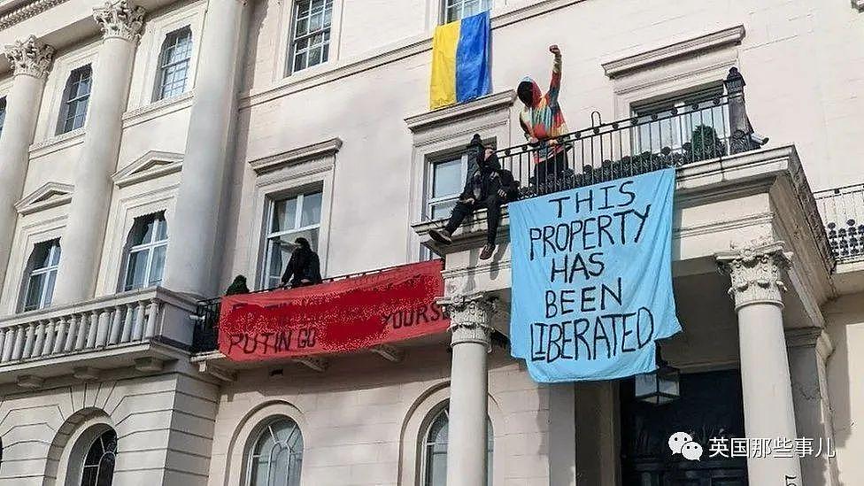 英国抗议者私闯占领寡头豪宅，宣布欢迎难民…伦敦市长：警察为啥要管？ 啊？ - 4