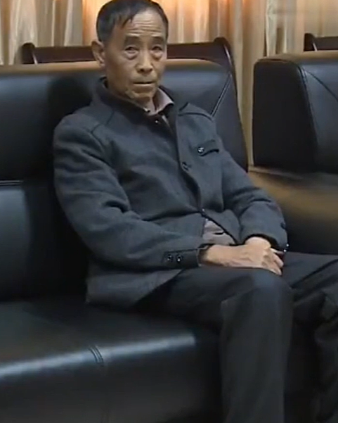 2015年云南男子喝药“自杀”，妻子抱着棺材大哭，父亲却悄悄报警 - 6