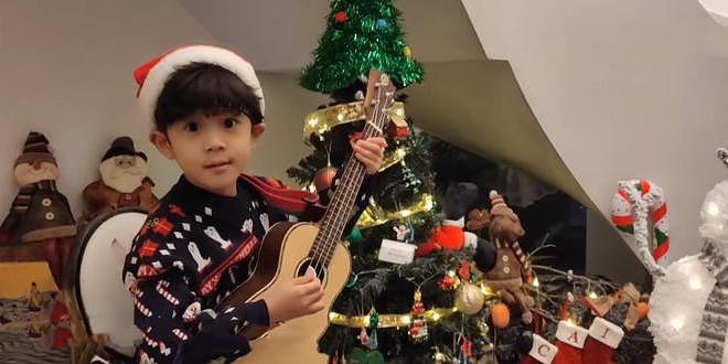蔡国庆陪儿子过圣诞节，蔡轩正弹吉他唱英文歌 - 5