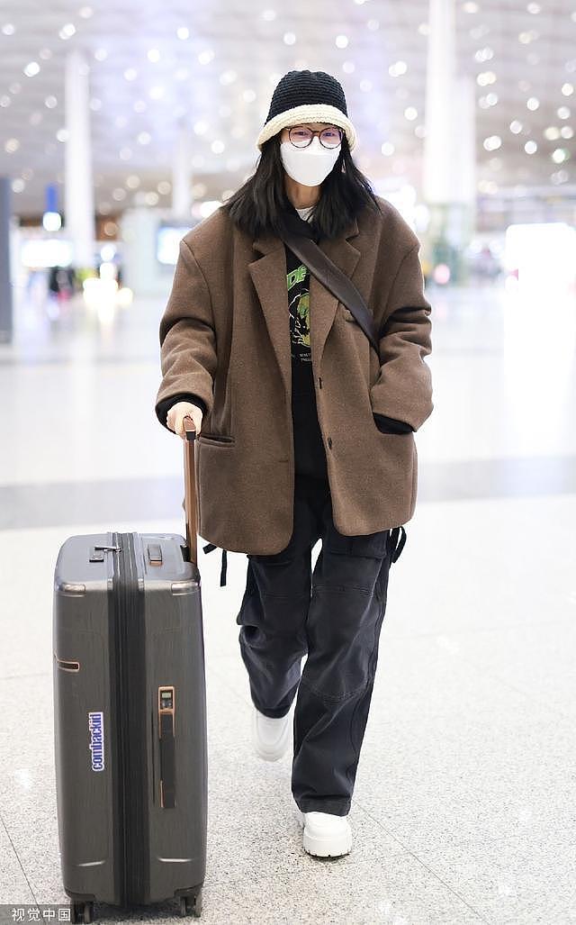 刘雯穿咖色西装戴毛线帽现身机场 笑对镜头笑眼好迷人 - 2
