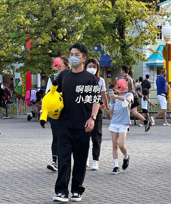 刘恺威带女儿去游乐园被偶遇 9 岁小糯米身材高挑长腿抢镜 - 2