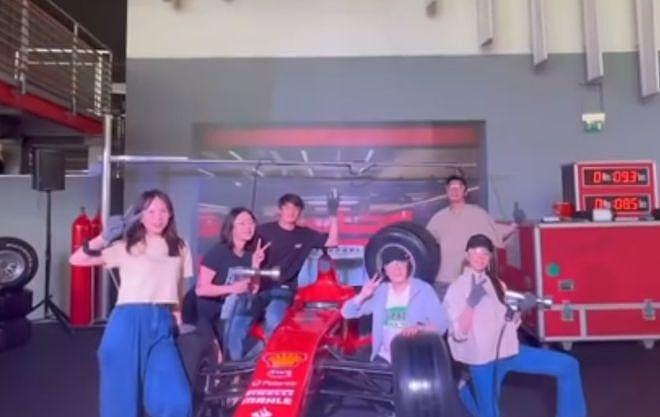 刘亦菲晒修车视频：戴护目镜 8 秒换轮胎笑得开心 - 5