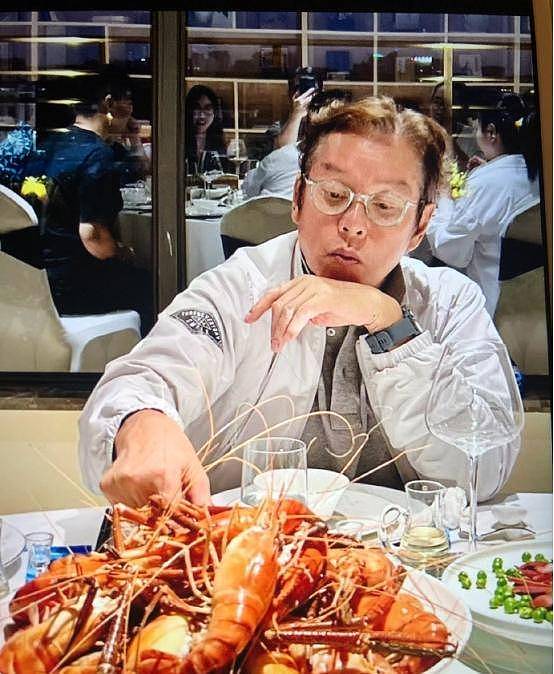 71岁谭咏麟现身豪华餐厅吃海鲜，大头虾比脸还长，需双手才能抓起 - 2