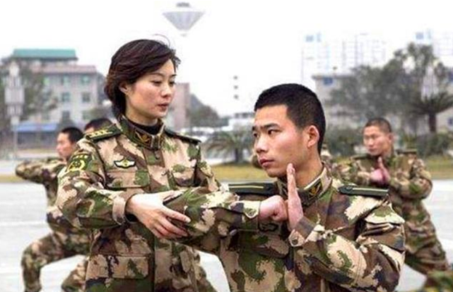 “中国第一警花”：她15岁被特警队破格录取，23岁嫁给成都保安 - 12
