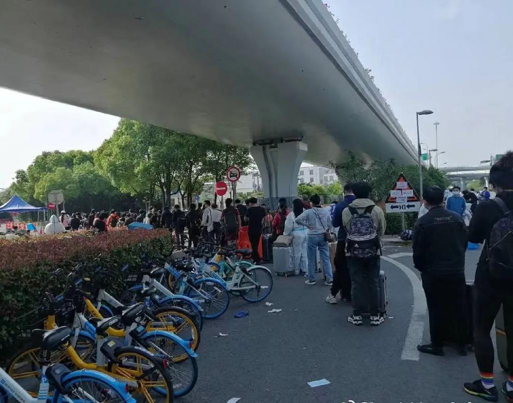 今天被称为“离沪潮”，有人为了回家徒步几个小时到虹桥火车站 - 5