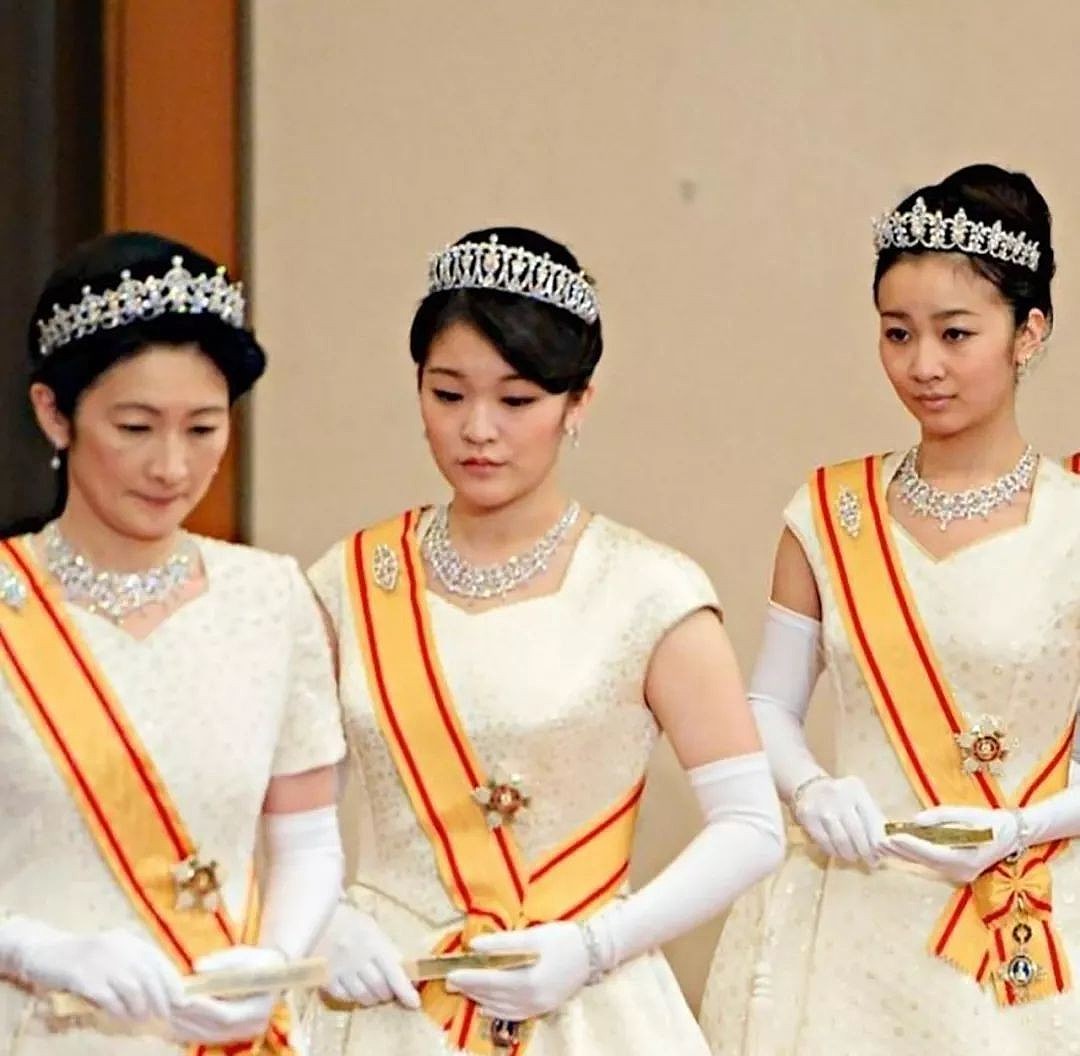 欧洲王室王冠奢华高贵，日本皇室王冠几乎一个样，高仿上不了台面 - 27