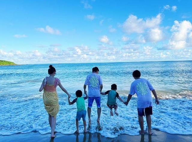 林志颖车祸后首带妻儿出游，身形消瘦，与三个儿子沙滩玩耍好幸福 - 7
