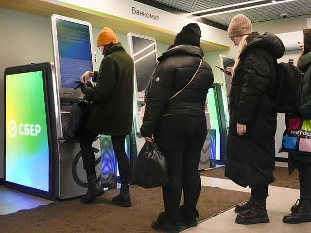 美媒：制裁已影响俄罗斯日常生活，手机支付受限，民众到处找 ATM 取钱 - 3