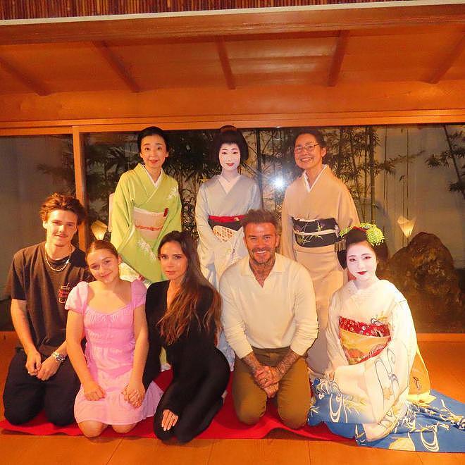 贝克汉姆一家日本度假，与艺伎跪着合影 - 2