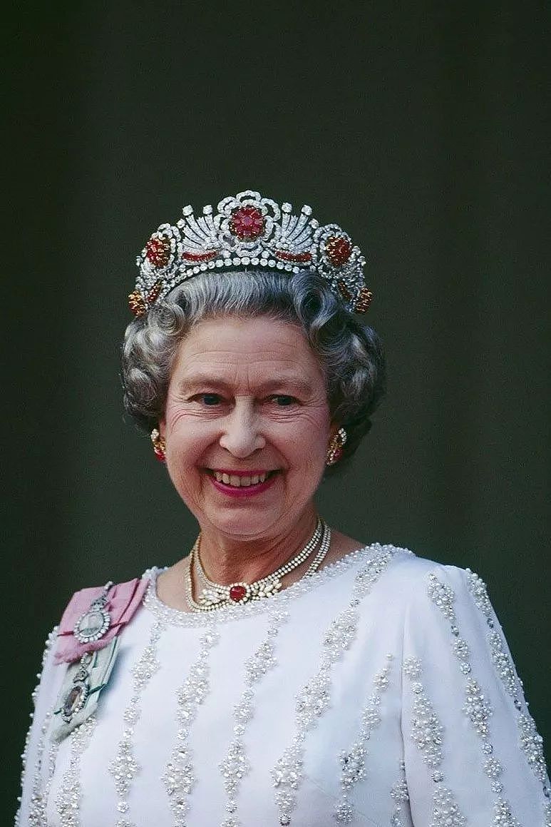 一岁一颗钻石：女王为母亲百岁寿辰庆生，100颗钻石的胸针表孝心 - 1