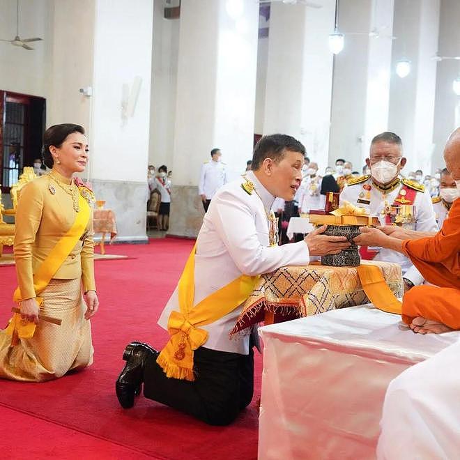 36 岁泰国小公主替父做功德，同父异母弟弟也回国了 - 2