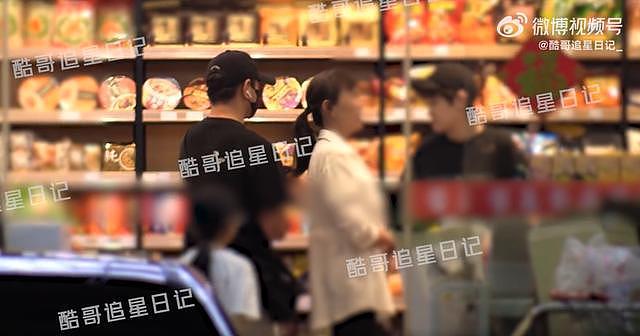 吴奇隆与家人买台湾特产 大包小包满载而归 - 6