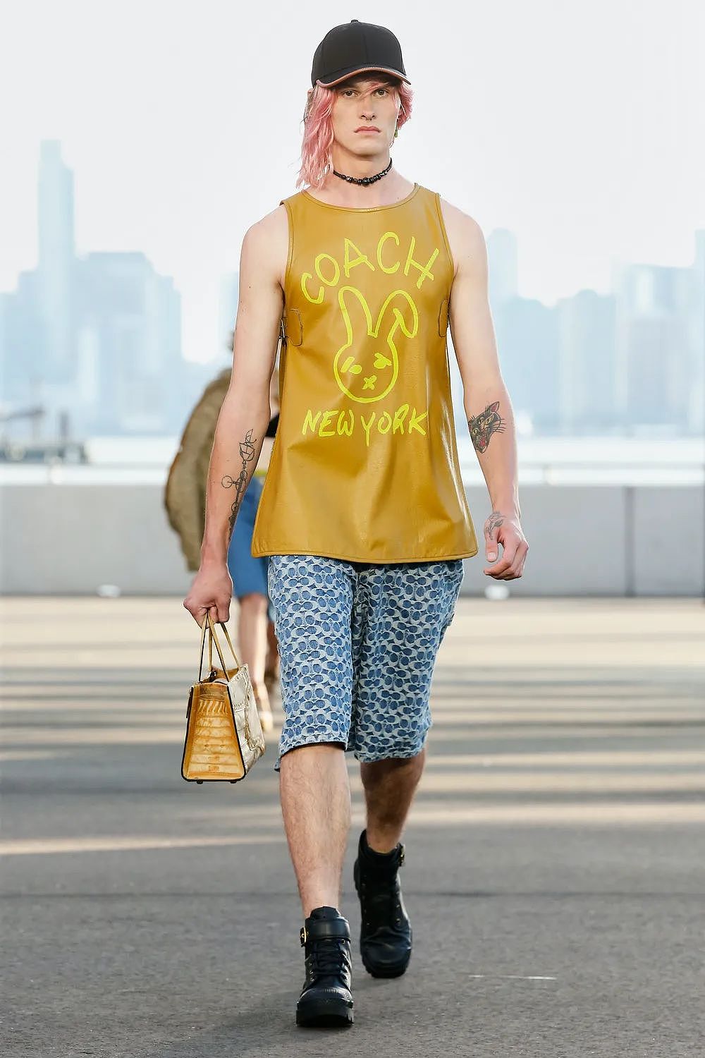 纽约时装周-Coach2022春夏系列大秀回归，时尚新品荟聚，掀起摩登复古浪潮 - 9