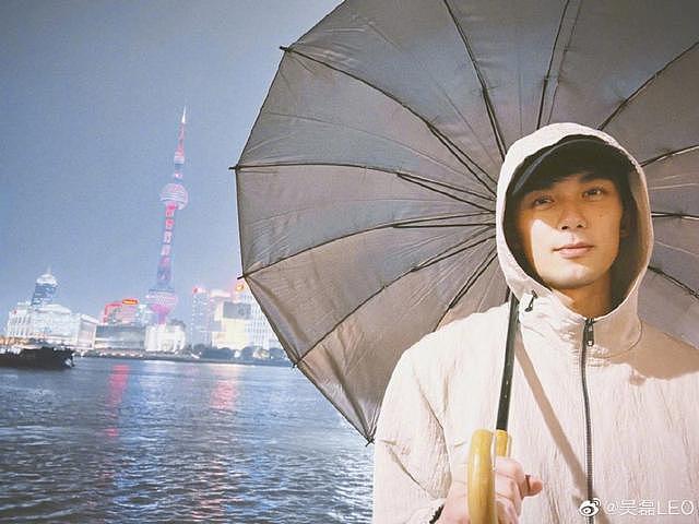吴磊晒外滩散步消食自拍 穿白色卫衣撑雨伞悠然自得 - 4