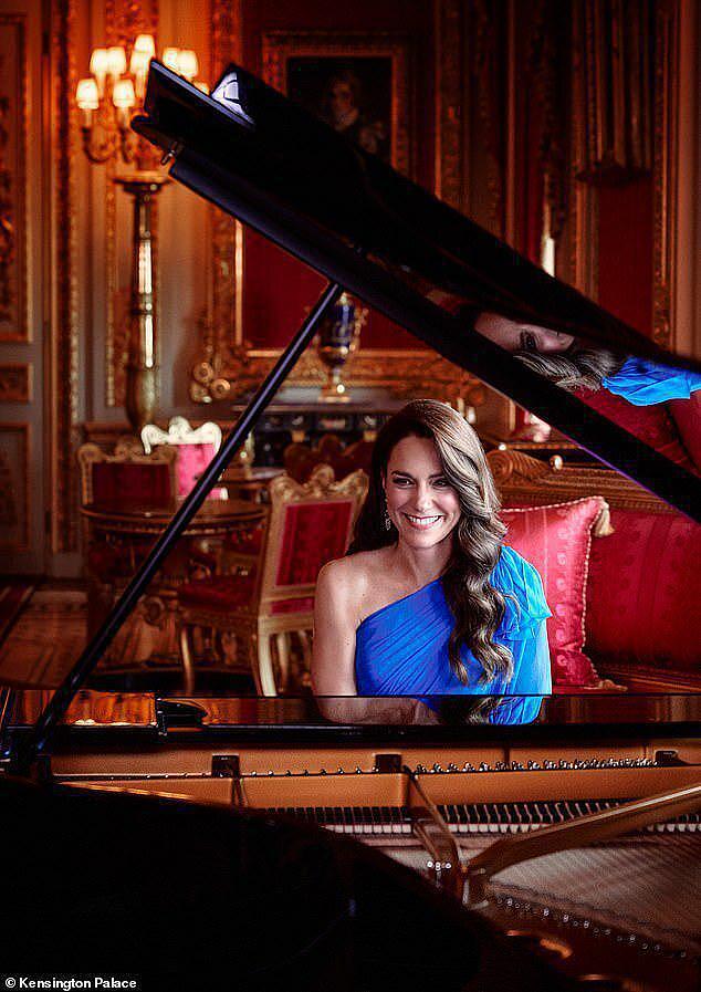 41 岁凯特王妃意外“亮相”欧歌赛，弹钢琴惊艳观众，被赞如此高贵 - 4