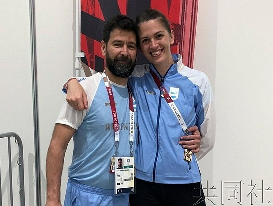阿根廷击剑选手奥运失利 赛后被教练男友求婚 - 1