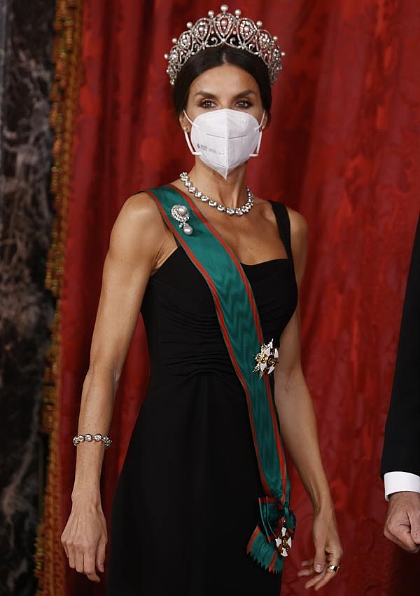 西班牙莱蒂齐亚王后佩戴华丽皇冠，出席晚宴，手臂肌肉线条超美 - 4