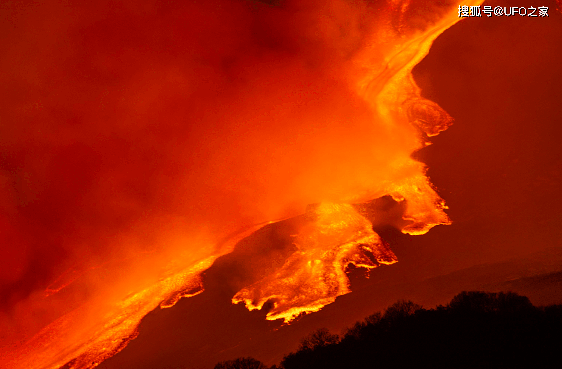 烟柱高达10千米！埃特纳火山又喷发了，2022年地球在“自救”？ - 9