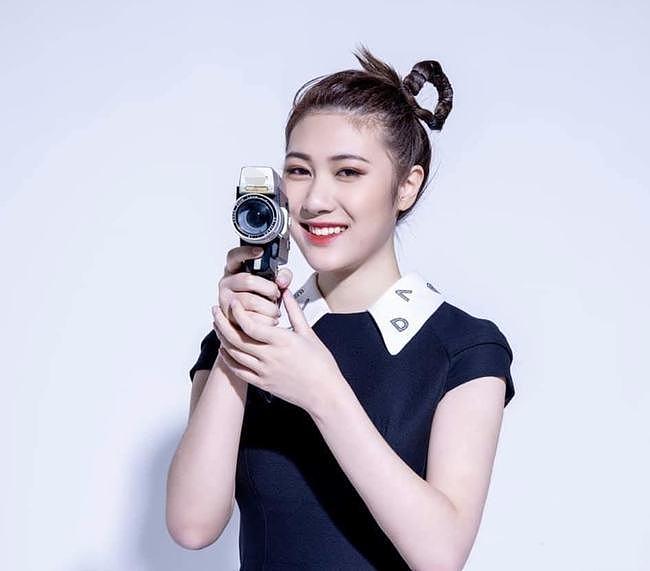 张兆辉晒 17 岁女儿写真照，长相标致神似钟嘉欣，已低调入行做模特 - 8