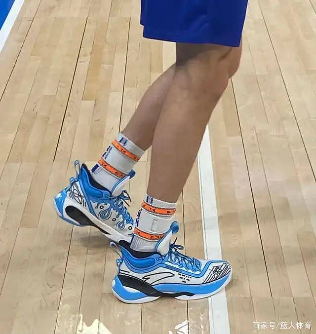 NBA球员上脚：詹姆斯穿新球鞋，KT7海王配色很酷 - 12