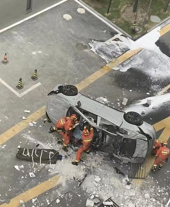 蔚来汽车坠楼事件：救援已结束，事故造成一人死亡一人受伤 - 1