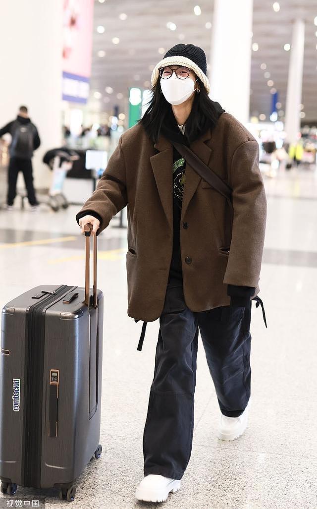 刘雯穿咖色西装戴毛线帽现身机场 笑对镜头笑眼好迷人 - 3