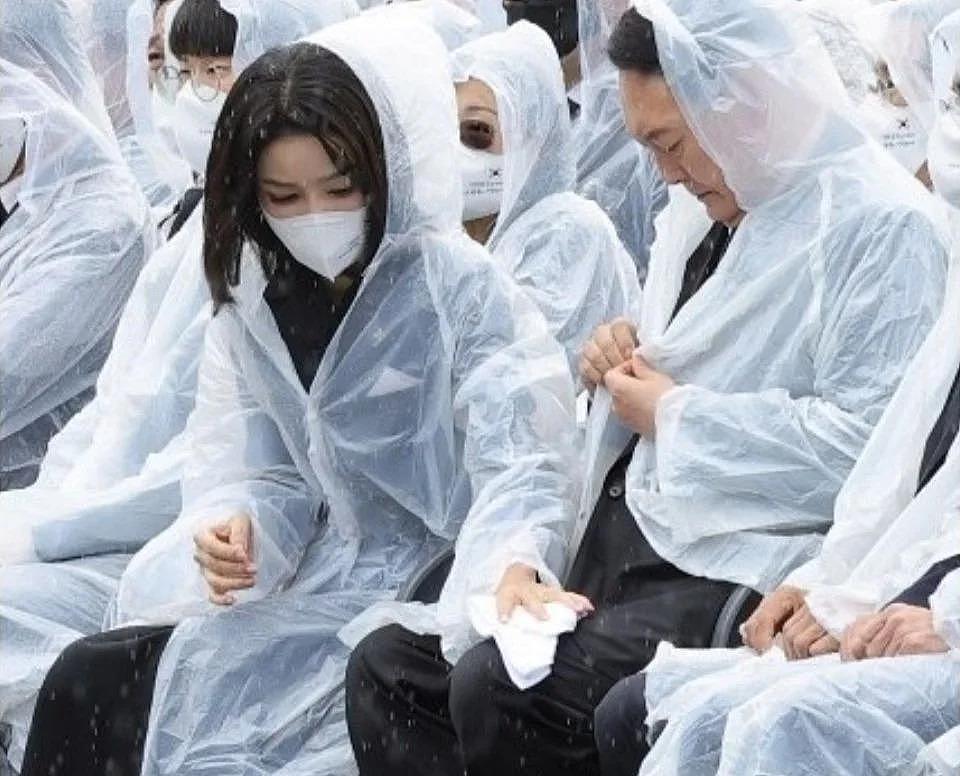韩国总统夫妇雨中亲密互动 - 4