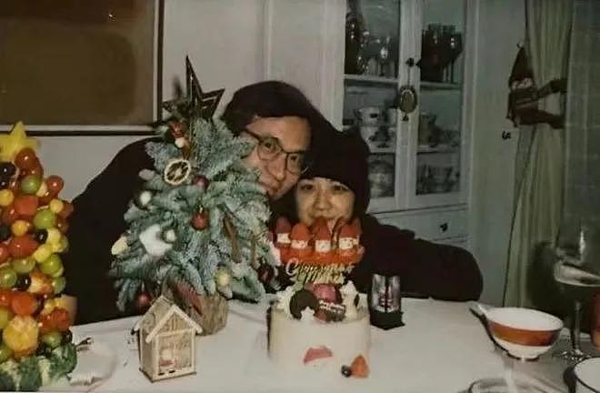 汤唯晒女儿拍的照片庆圣诞，夫妻甜蜜，爱女吃蛋糕好惬意 - 1