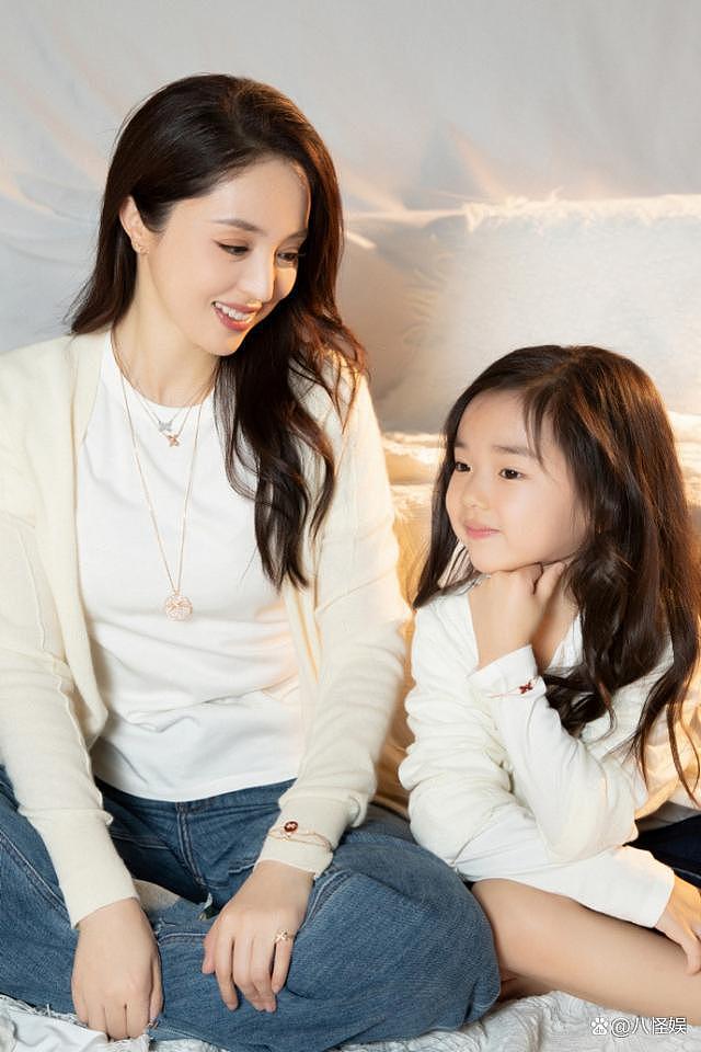 董璇与女儿拍亲子写真，将 6 岁小酒窝背身上，展同款灿笑好温馨 - 2