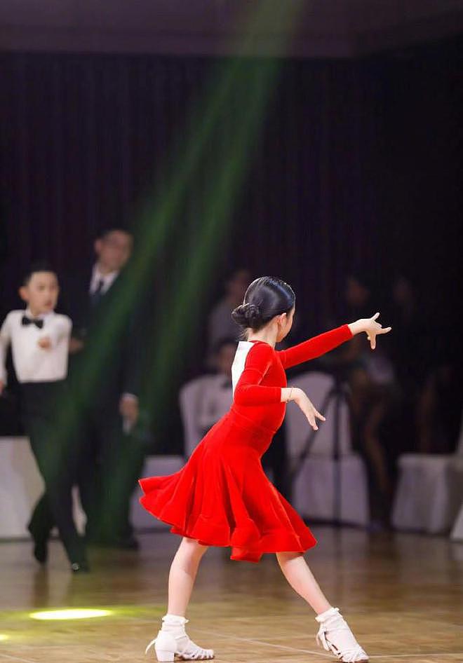 孙俪分享女儿跳拉丁舞照片 穿红色丝绒裙特别有样 - 3