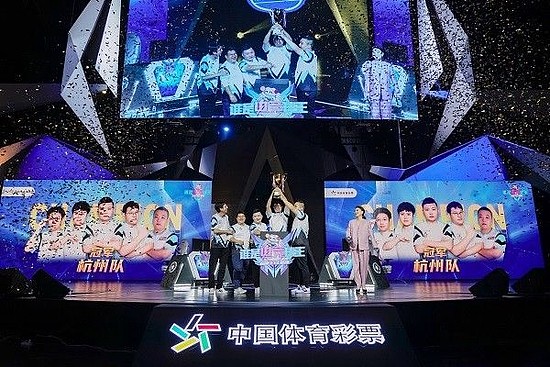 杭州代表队最终捧起了全省总冠军奖杯