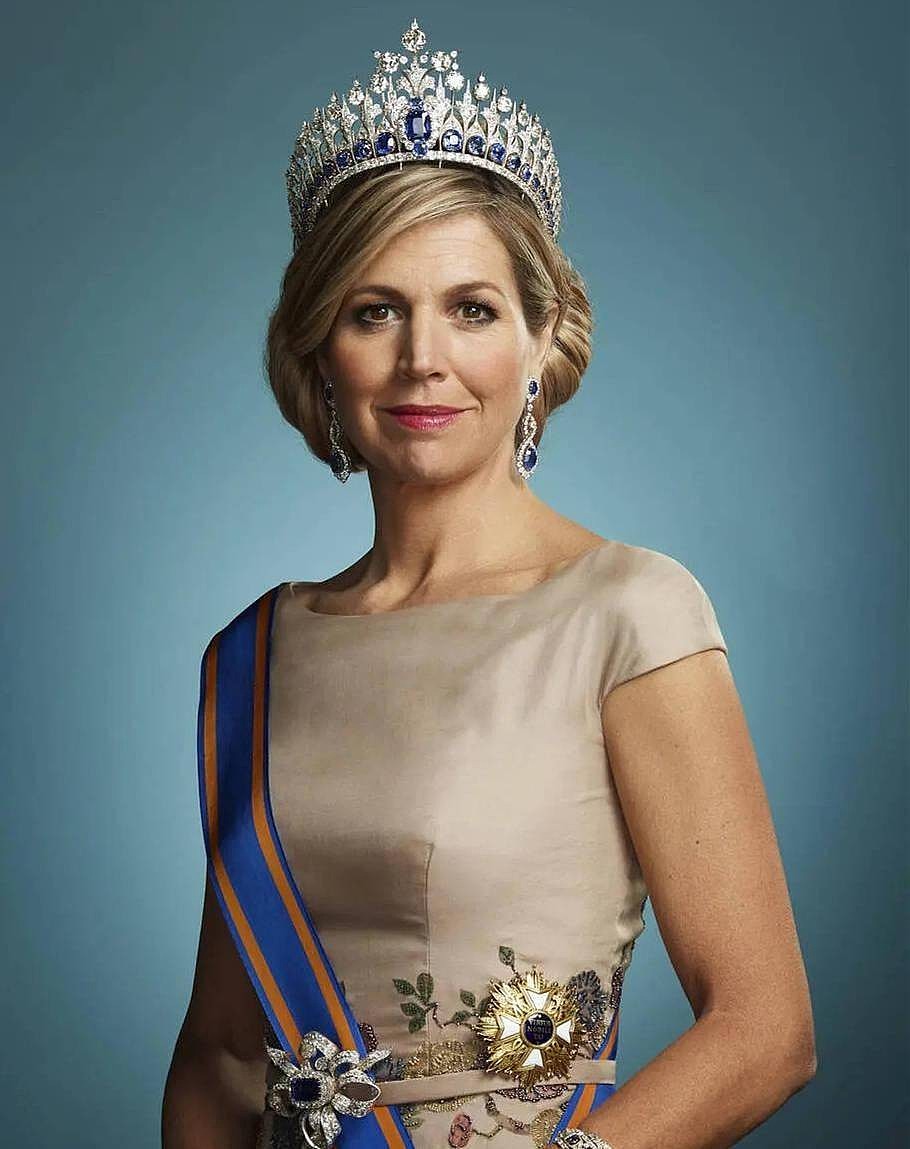 50岁荷兰王后有钱任性：珠宝王冠不重样的戴，奢华程度不输英女王 - 25