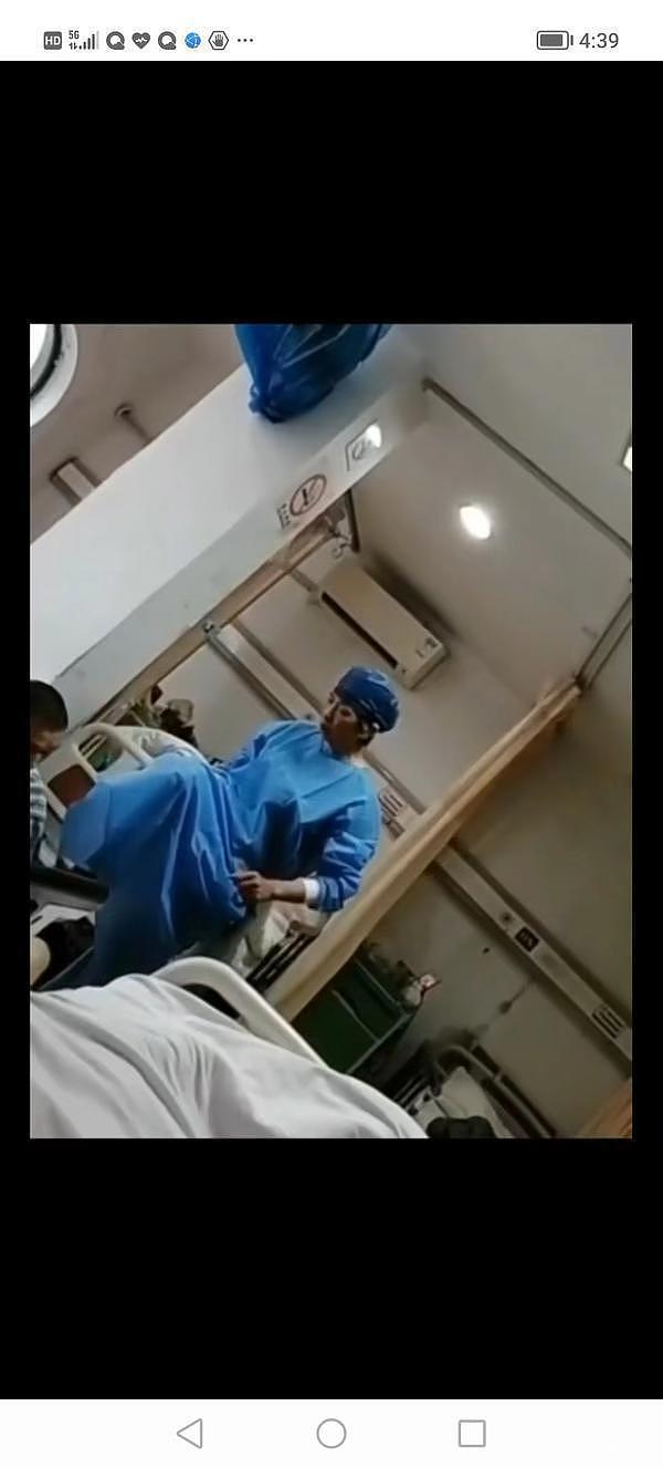 上海一护工殴打老人，有网友称老人是其爷爷，已被告知去世 - 1
