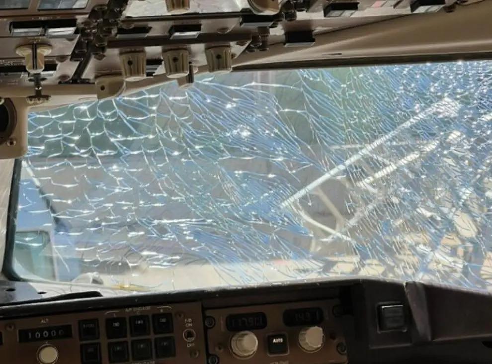美国一架波音飞机挡风玻璃破裂，从近万米高空紧急降落！ - 1