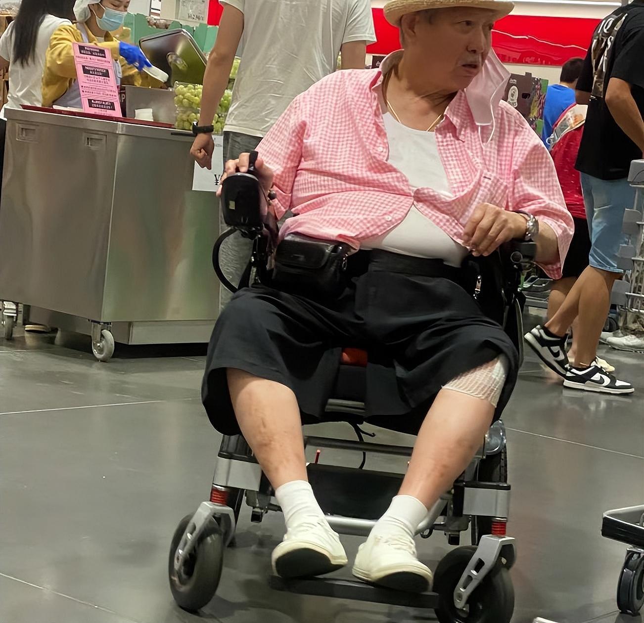 74岁洪金宝坐轮椅逛深圳超市！排队买披萨试吃解馋，减肥被打脸 - 5