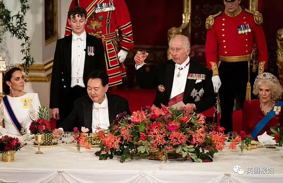 英王室为韩总统办奢华国宴！最抢镜的是凯特王妃的红衣美腿 - 43
