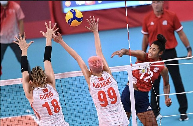 美国女排3-2力挫土耳其 涉险夺奥运小组赛3连胜 - 1